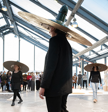 photo de la performance Cappelli au FRAC de Dunkerque